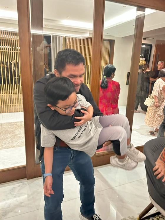 Marius meets boxing champ Manny Pacman Pacquiao